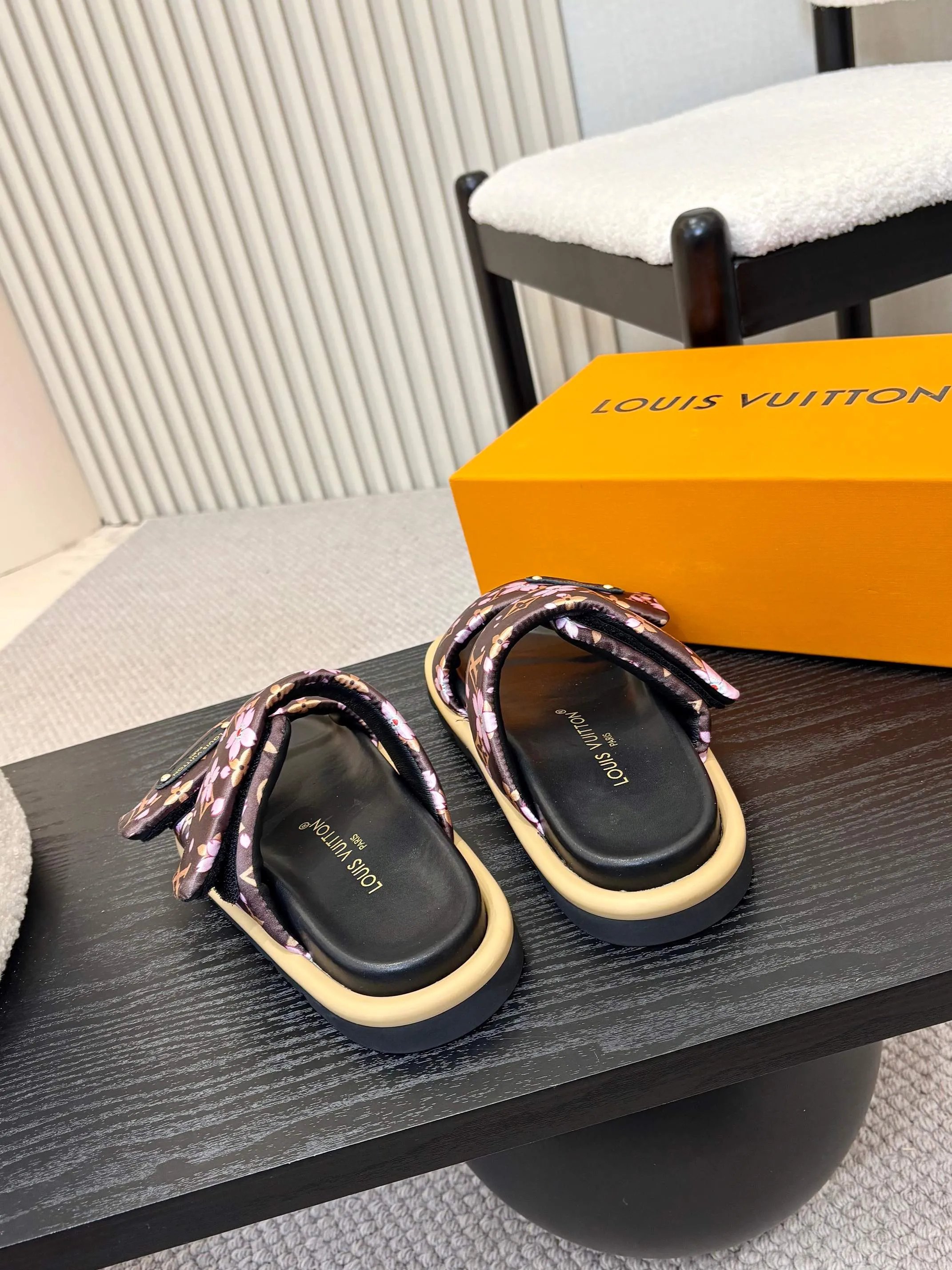 👟👟Ex-factory price 420👟👟 Women's shoes Women's clothing Mimi [lv] new slippers are hot. They have been selling before taking pictures. You can imagine the popularity. It is still a classic old pattern with customized logo buttons. It is very suitable for daily casual home. The 3] color options are all so beautiful and delicate, noble yet elegant. Highly recommended. Xinpinxing + show bdetails Standard code number: |35-46 Color: black, presbyopia brown, white